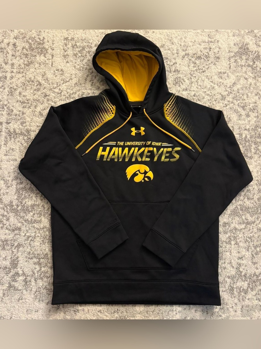 Men’s Medium Under Armour Iowa Hawkeyes Black and Yellow Hoodie